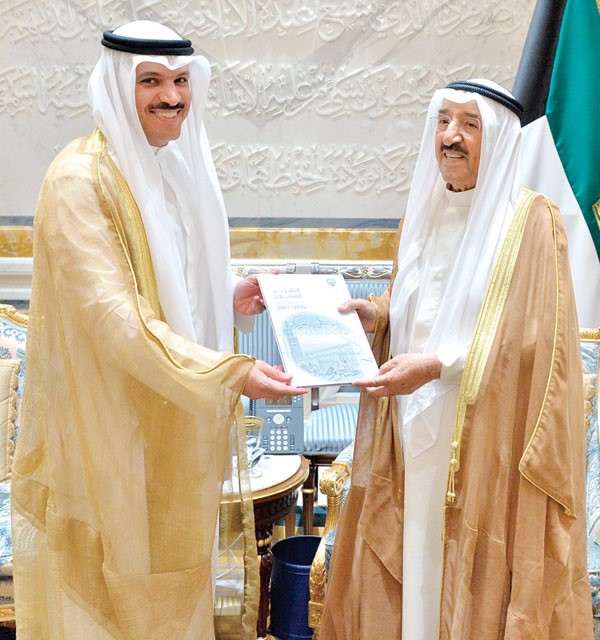 صاحب السمو الأمير الشيخ صباح الأحمد يتسلم من د.محمد الهاشل نسخة من التقارير