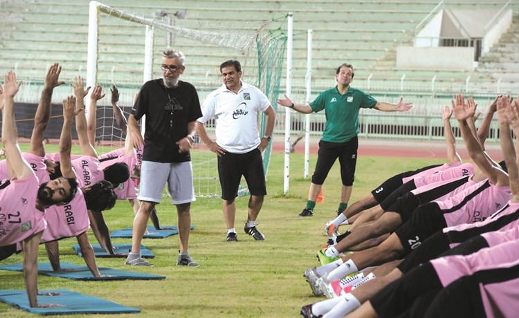 المدرب محمد ابراهيم يتابع اللاعبين أثناء التدريبات	(محمد هاشم) ﻿