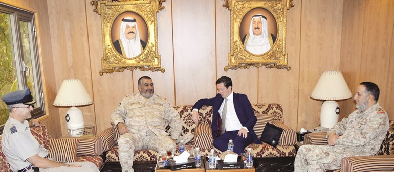 اللواء الركن الشيخ خالد الصالح الصباح مستقبلا رئيس السياسة الدولية والخطط في وزارة الدفاع البريطانية ديفيد هوجان هيرن﻿