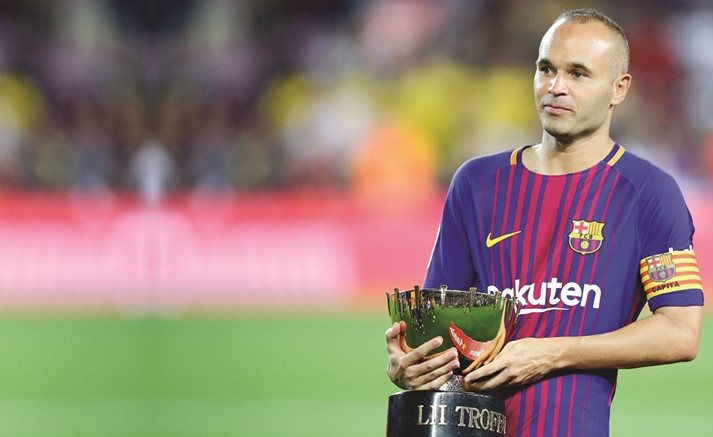 قائد برشلونة انييستا حاملا كأس البطولة الودية (أ.ب)﻿