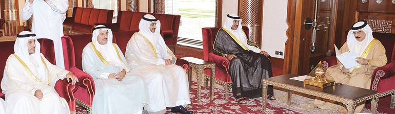 الملك حمد بن عيسى بن سلمان آل خليفة يتسلم رسالة صاحب السمو من الشيخ صباح الخالد﻿