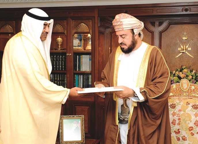 الشيخ صباح الخالد خلال تسليمه رسالة صاحب السمو الى صاحب الجلالة السلطان قابوس بن سعيد والتي تسلمها صاحب السمو أسعد بن طارق آل سعيد﻿