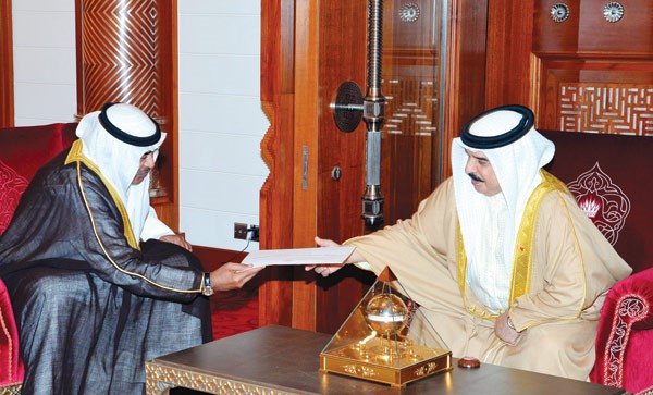 ممثل صاحب السمو الأمير يسلم عاهل البحرين الملك حمد بن عيسى الرسالة الخطية