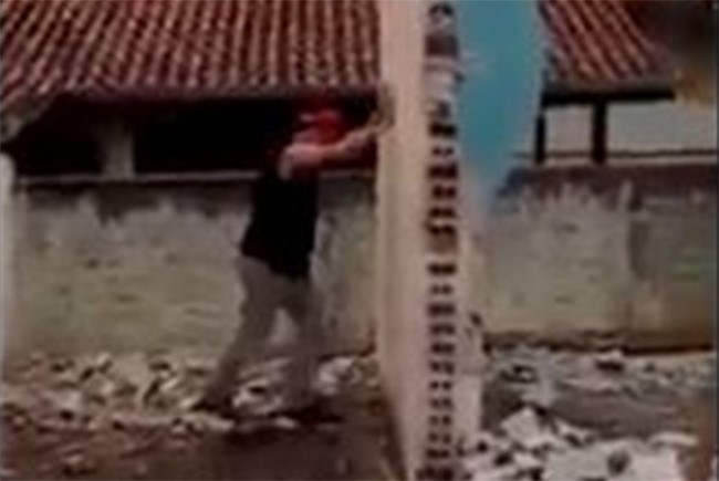 شاهد.. لحظة سقوط رجل تحت جدار منزل قام بهدمه