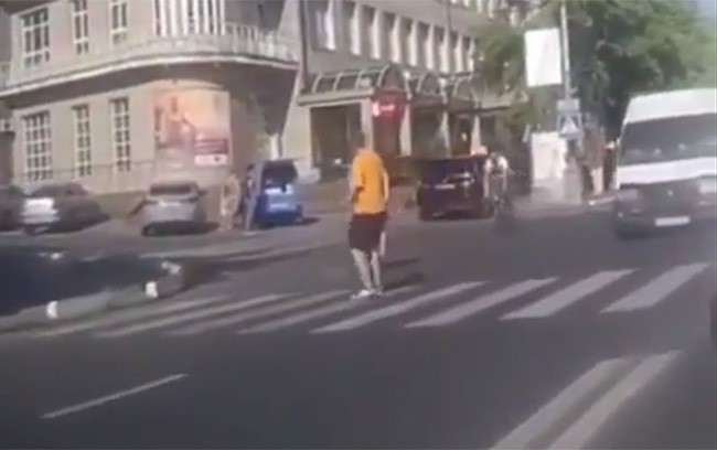 بالفيديو.. رجل ينقذ نفسه ويتسبب في حادث لسائق دراجة هوائية