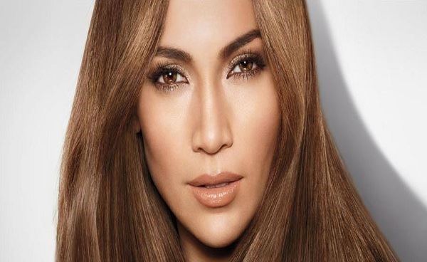 شاهد.. والدة جينيفر لوبيز تنافسها جمالاً!