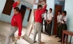 بالفيديو.. شاهد مدير مدرسة يضرب تلامذته بالعصي بلا رحمة