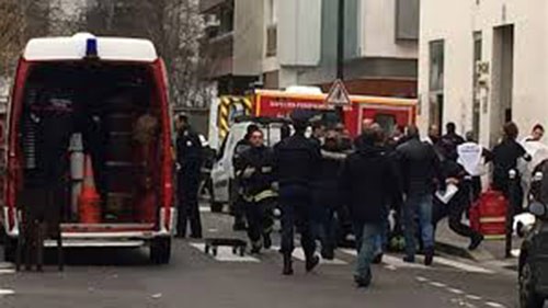 بالفيديو والصور ..مركبة تدهس جنوداً فرنسيين في ضاحية باريس وسقوط 6 جرحى