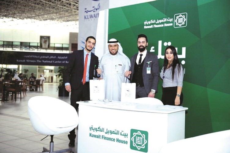 العلاقات العامة تقدم هدايا تذكارية لـبيتك﻿