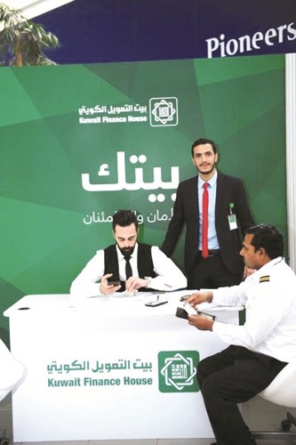 تفاعل موظفي الكويتية مع معرض بيتك﻿