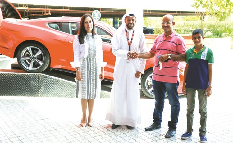 ممثلو قطاعي التسويق والاتصال المؤسسي مع الفائز﻿