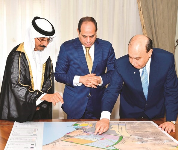 الرئيس عبدالفتاح السيسي وسلطان بن سليم يطلعان على مخطط المنطقة الاقتصادية لقناة السويس من الفريق مهاب مميش﻿
