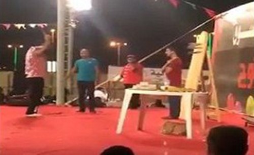 بالفيديو.. استعراضي بمهرجان يخطئ التصويب بالسكين ويصيب زميله في رأسه
