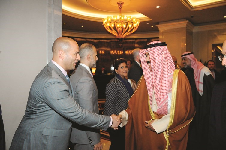 سمو ولي العهد الشيخ نواف الأحمد مصافحا أعضاء سفارتنا في الولايات المتحدة﻿