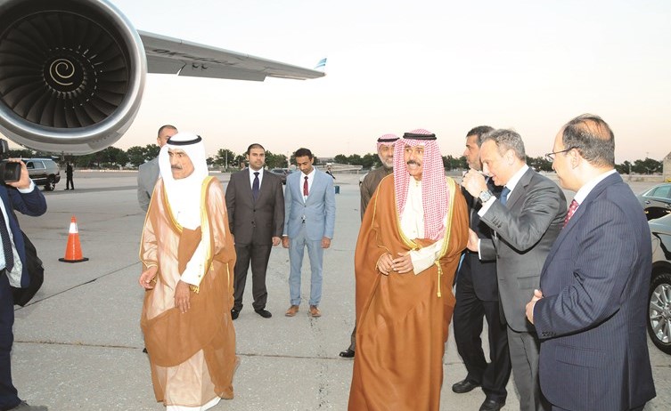 سمو ولي العهد الشيخ نواف الأحمد قبيل مغادرته الولايات المتحدة ويبدو الشيخ مبارك الفيصل والسفير الشيخ سالم العبدالله والسفير منصور العتيبي ﻿