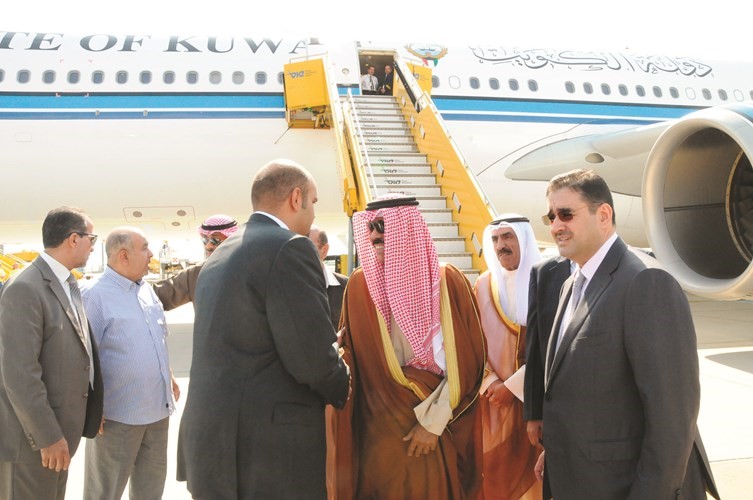 سمو ولي العهد الشيخ نواف الأحمد لدى وصوله إلى النمسا ويبدو السفير صادق معرفي﻿