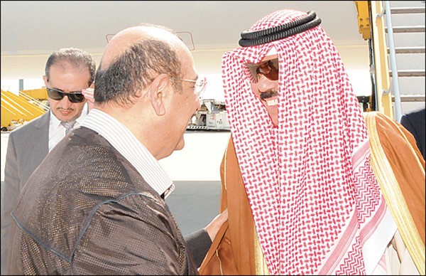 سمو ولي العهد الشيخ نواف الأحمد لدى وصوله إلى النمسا وفي مقدمة مستقبليه الشيخ مشعل الأحمد