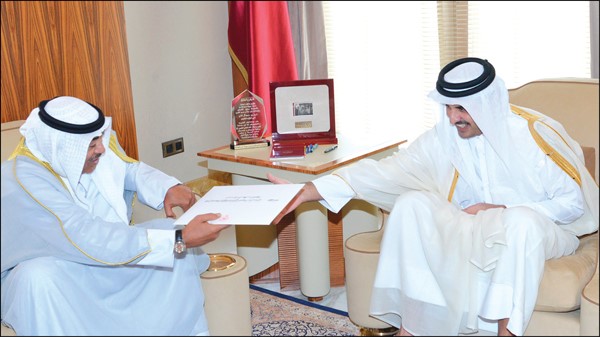 أمير قطر سمو الشيخ تميم بن حمد يتسلم الرسالة الخطية من الشيخ صباح الخالد مبعوث سمو الأمير