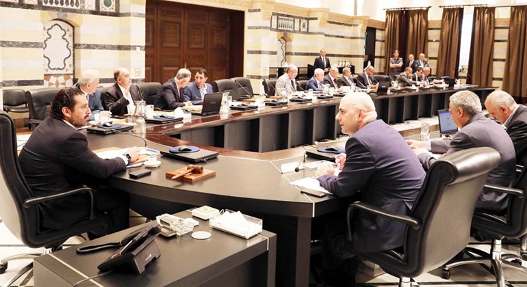 رئيس الحكومة سعد الحريري مترئسا جلسة مجلس الوزراء في السرايا(محمود الطويل) ﻿