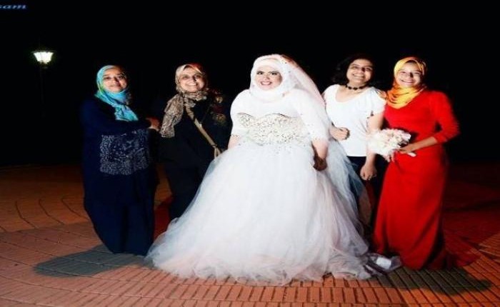 شاهد.. مصرية عزباء تقيم حفل زفاف لنفسها.. والشارع المصري يتفاعل معها