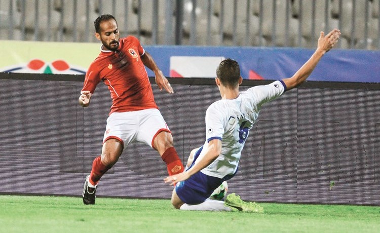 لاعب الأهلي وليد سليمان يحاول المرور من مدافع سموحة﻿