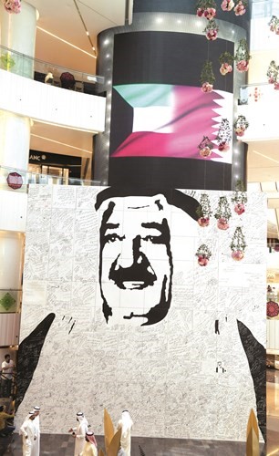 الجدارية بعد كشف الستار عنها في برج الحمراء(محمد هاشم)﻿