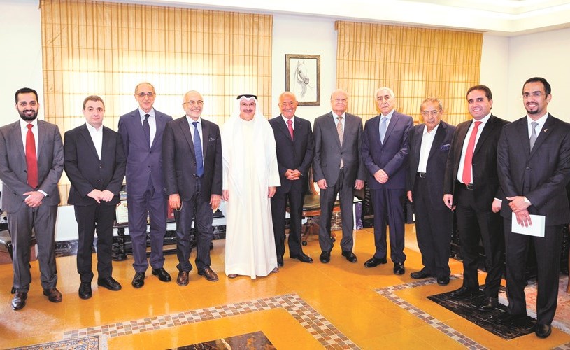 السفير عبدالعال القناعي مستقبلا وفد كتلة جنبلاط واللقاء الديموقراطي النيابية في مقر السفارة﻿