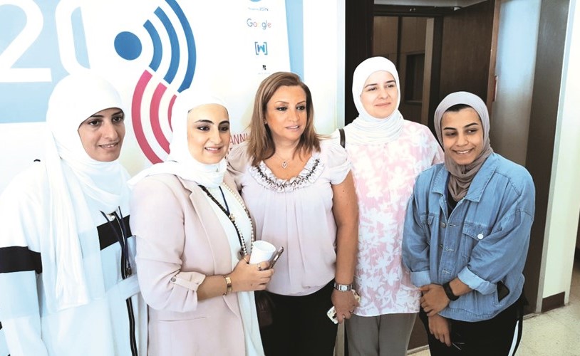 الوفد الكويتي المشارك في المؤتمر الدولي الخامس للنساء العربيات في مجال الحوسبة مع إحدى المنظمات للمؤتمر﻿