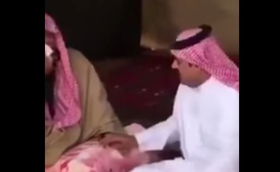 بالفيديو.. رد فعل مؤثر لمسن لحظة قبول أمير منطقة حائل دعوته