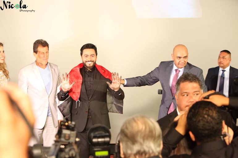 بالفيديو والصور.. بعد وضع بصمته كأول فنان عربي في هوليود تامر حسني يغني مع اميركية وسط تفاعل الحضور