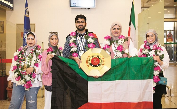 فريق الجامعة عقب فوزه في المسابقة﻿