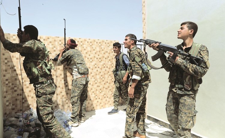 أفراد من القوات الديموقراطية السورية يحاولون العثور على قناص داعش في الرقة أمس الأول								(رويترز)﻿