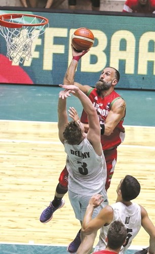 لاعب لبنان فادي الخطيب للتسجيل في سلة نيوزيلندا ﻿