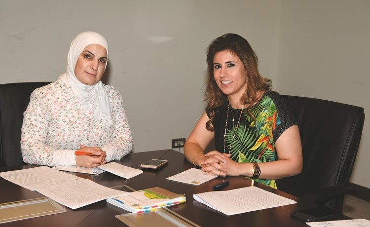 شريفة السالم متحدثة إلى الزميلة دارين العلي					(ريليش كومار)﻿