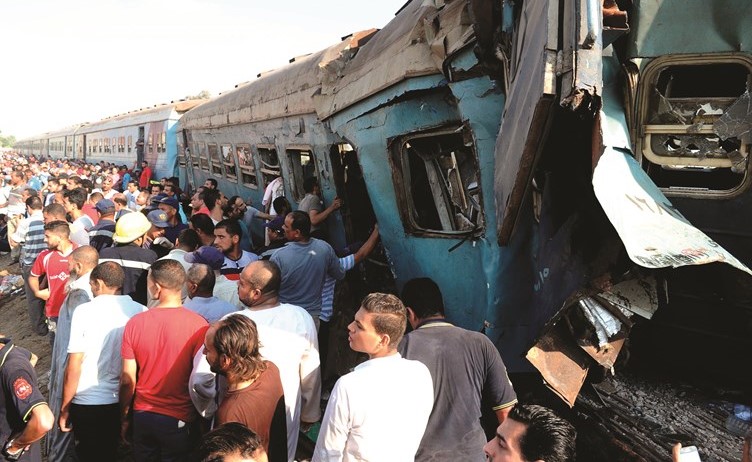الأهالي أول من توجه لمساعدة المصابين وانتشال جثث المتوفين في الحادث ﻿