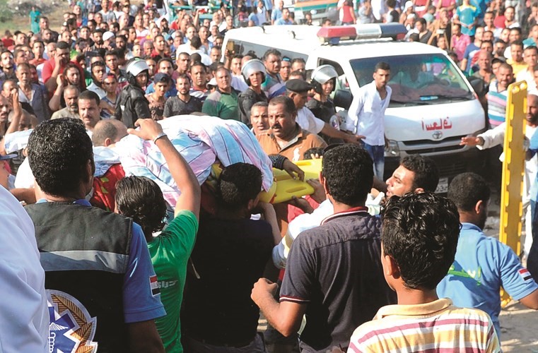 نقل جثامين المتوفين وسط تجمع مئات الأهالي ممن حاولوا تقديم المساعدة في الحادث المأساوي	 (رويترز)﻿