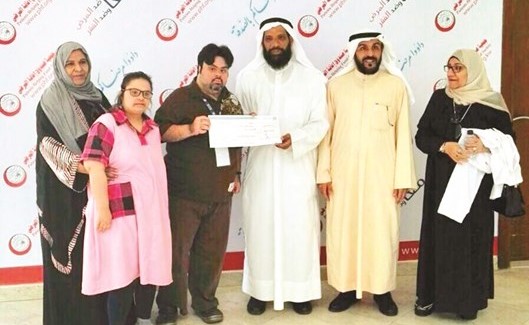 اطفال الداون يتسلمون شيك الدعم ﻿