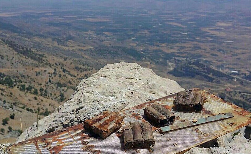 اجزاء من جهاز تجسس قال حزب الله ان اسرائيل فجرته بعد اكتشافه في مرتفعات جبل الباروك في البقاع الغربي(محمود الطويل) ﻿
