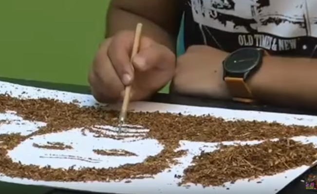 بالفيديو.. شاب مصري يرسم لوحاته بالتبغ للتحذير من التدخين
