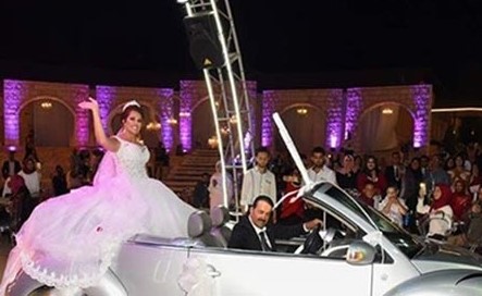 بالصور.. عريس يترك الزفة ليٌحقق حلم عروسه بتناول الشاورما
