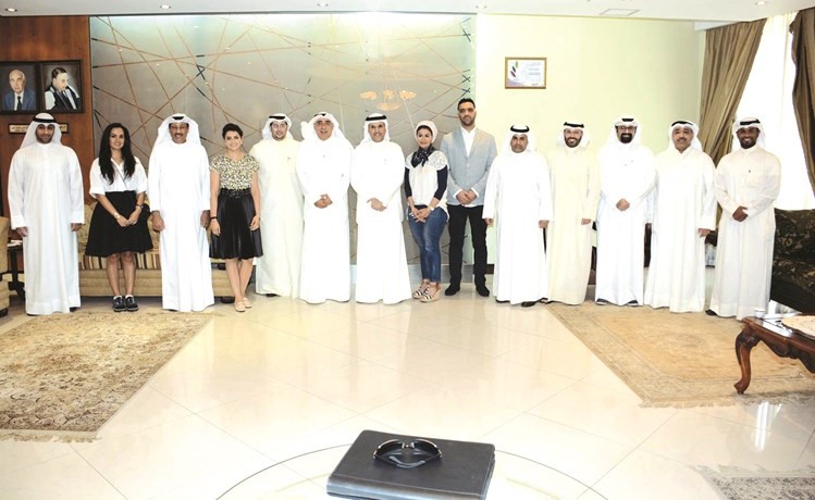 جانب من توقيع مذكرة تفاهم بين الخليج للتأمين وكلية العلوم الادارية﻿