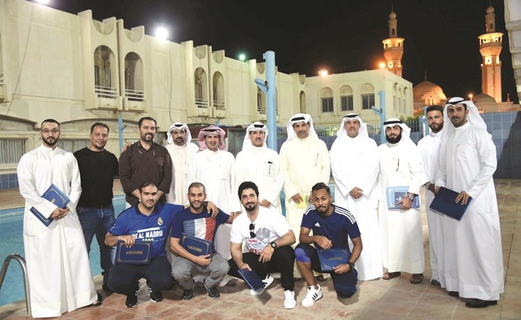 د.حمود فليطح ود.محمد خليل يتوسطان إداريي الأندية﻿