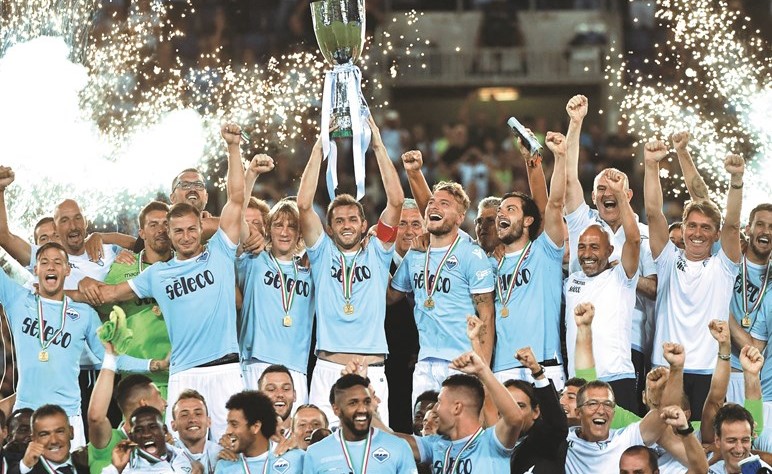 فرحة أبناء العاصمة الإيطالية بكأس السوبر	(أ.ف.پ)﻿