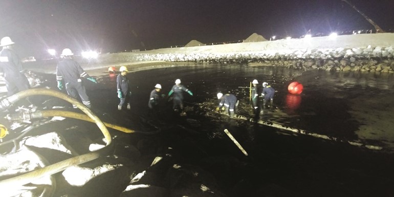 عمل على مدار 24 ساعة للسيطرة على التسرب النفطي﻿