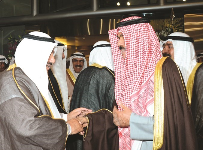 صاحب السمو استقبل ولي العهد بالمطار الأميري
