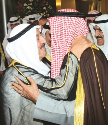 صاحب السمو استقبل ولي العهد بالمطار الأميري