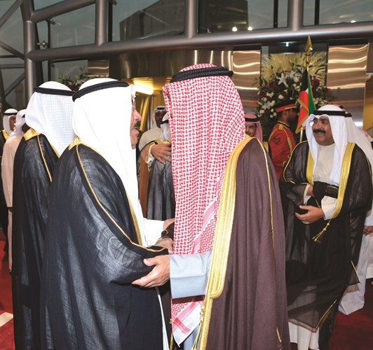 صاحب السمو استقبل ولي العهد بالمطار الأميري