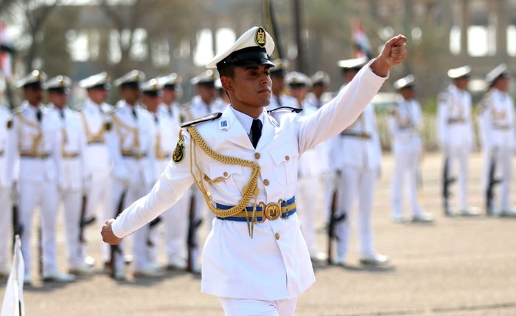 ضباط بحرية عراقيون خلال حفل تخرجهم في البصرة امس الاول			(أ.ف.پ)﻿