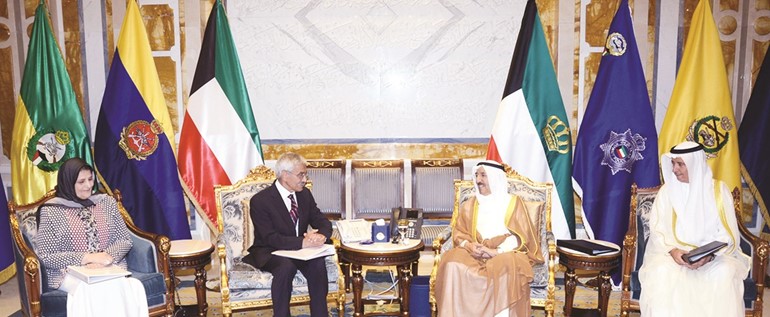 صاحب السمو الامير الشيخ صباح الأحمد خلال استقباله د.عدنان شهاب الدين ود. يوسف الابراهيم ود. فايزة الخرافي ﻿