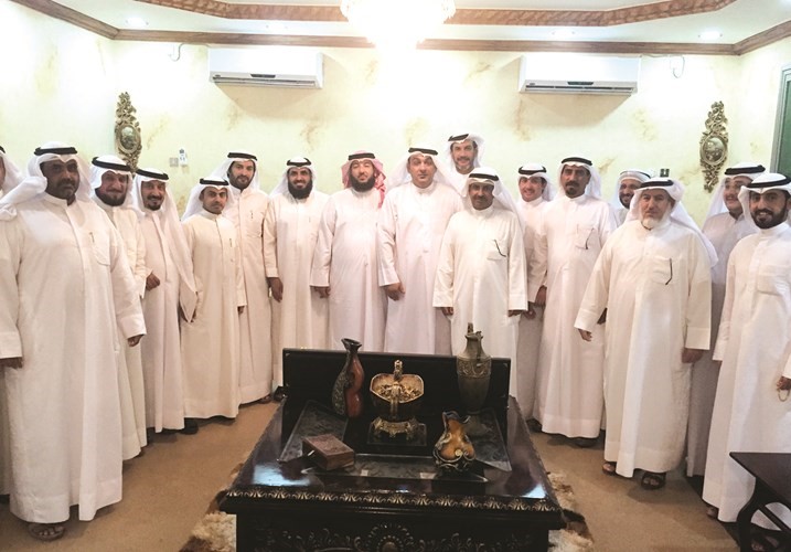  عقل السعدي متوسطا عددا من مزارعي الوفرة﻿